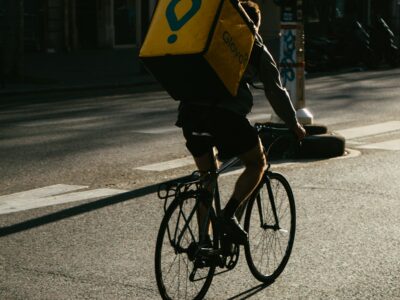 Il tribunale tutela i rider, il tempo d’attesa è parte del lavoro