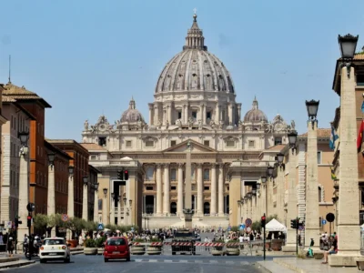 Leone XIV cancella i tagli agli stipendi dei cardinali: chi paga la fine dell’austerità?