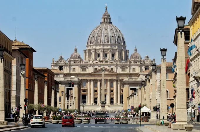 Leone XIV cancella i tagli agli stipendi dei cardinali: chi paga la fine dell’austerità?
