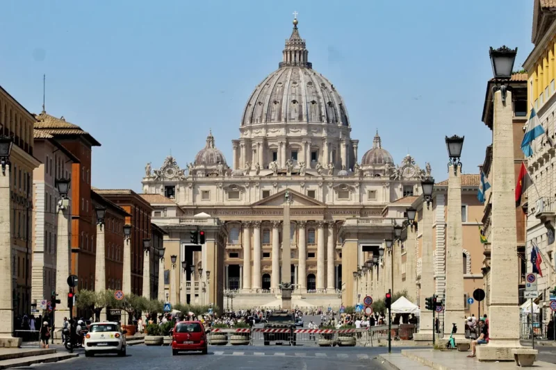 Leone XIV cancella i tagli agli stipendi dei cardinali: chi paga la fine dell’austerità?
