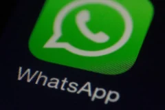 “Mi fai un favore enorme?”: il messaggio su WhatsApp che svuota i conti