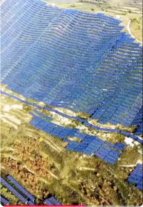 Una immagine dall'alto di un impianto fotovoltaico in Tibet