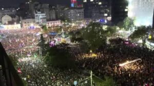 Elezioni in Serbia 2026: gli studenti invadono Belgrado e sfidano Vučić