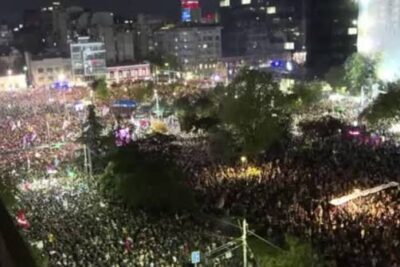 Elezioni in Serbia 2026: gli studenti invadono Belgrado e sfidano Vučić