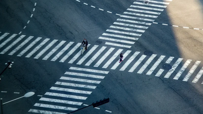 Multe per chi attraversa fuori dalle strisce: il conto è già aperto
